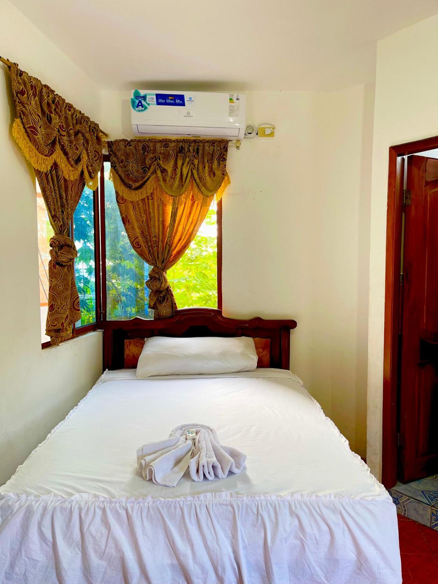 Hostal Vista Al Mar Hotel Пуерто Бакерисо Морено Екстериор снимка