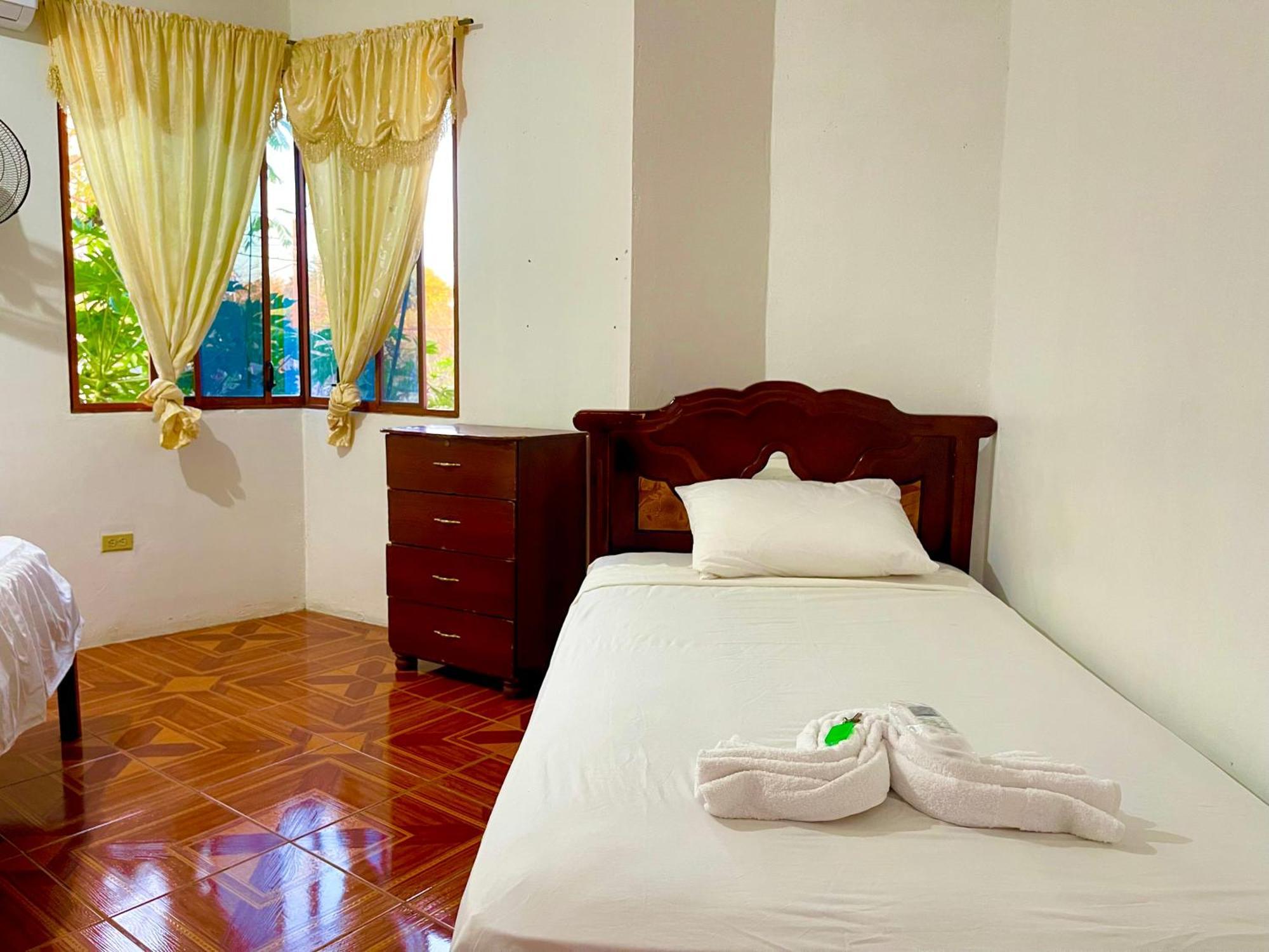 Hostal Vista Al Mar Hotel Пуерто Бакерисо Морено Екстериор снимка